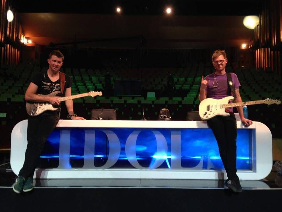 Ryno and fellow musician on the Idols SA set with guitars